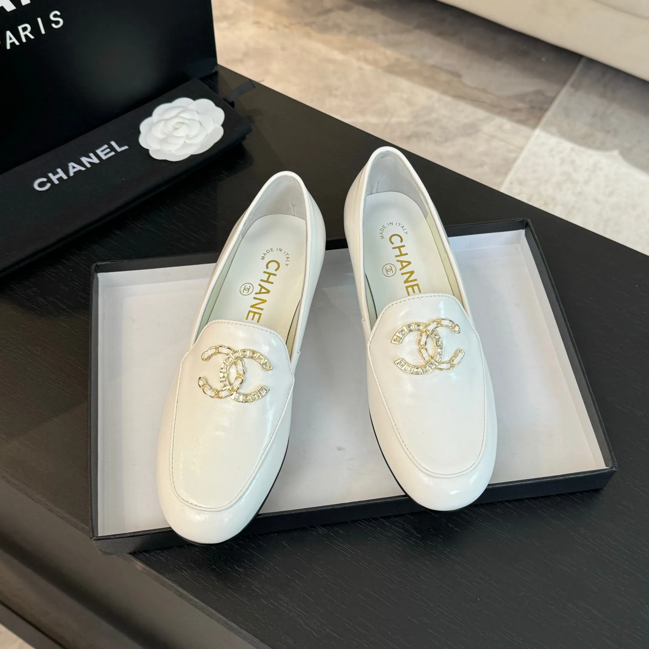 👟👟Ex-factory price 600👟👟 Purchasing-grade CHANEL Xiaoxiang classic retro shoes. I liked this pair at first sight. The design of the upper is very special. The classic hardware buckles embellished with Xiaoxiang are very CHANEL style. It has a high-end feel. The upper feet are very comfortable and soft. The feet are not afraid of being good-looking and comfortable. They are invincible when paired with mid-calf socks, skirts and trousers. It looks simple in style, but it has the effect of elongating the legs immediately on the feet, which is simple and does not lose personality. Adds a touch of coolness. Upper: imported mixed-breed lambskin. Lining: mixed-breed sheepskin. Soft, sweat-absorbent and breathable! Hardware: Exclusive original 1:1 mold development! Long-lasting and does not soften! Outsole: Genuine leather outsole imported from Italy. Height is about 2.5cm. Different market currency. We are different. Size: #34-42 (34 40 41 customized, non-refundable)